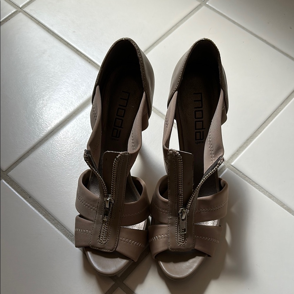 Moda Tan Strappy Heels with Elegant Design